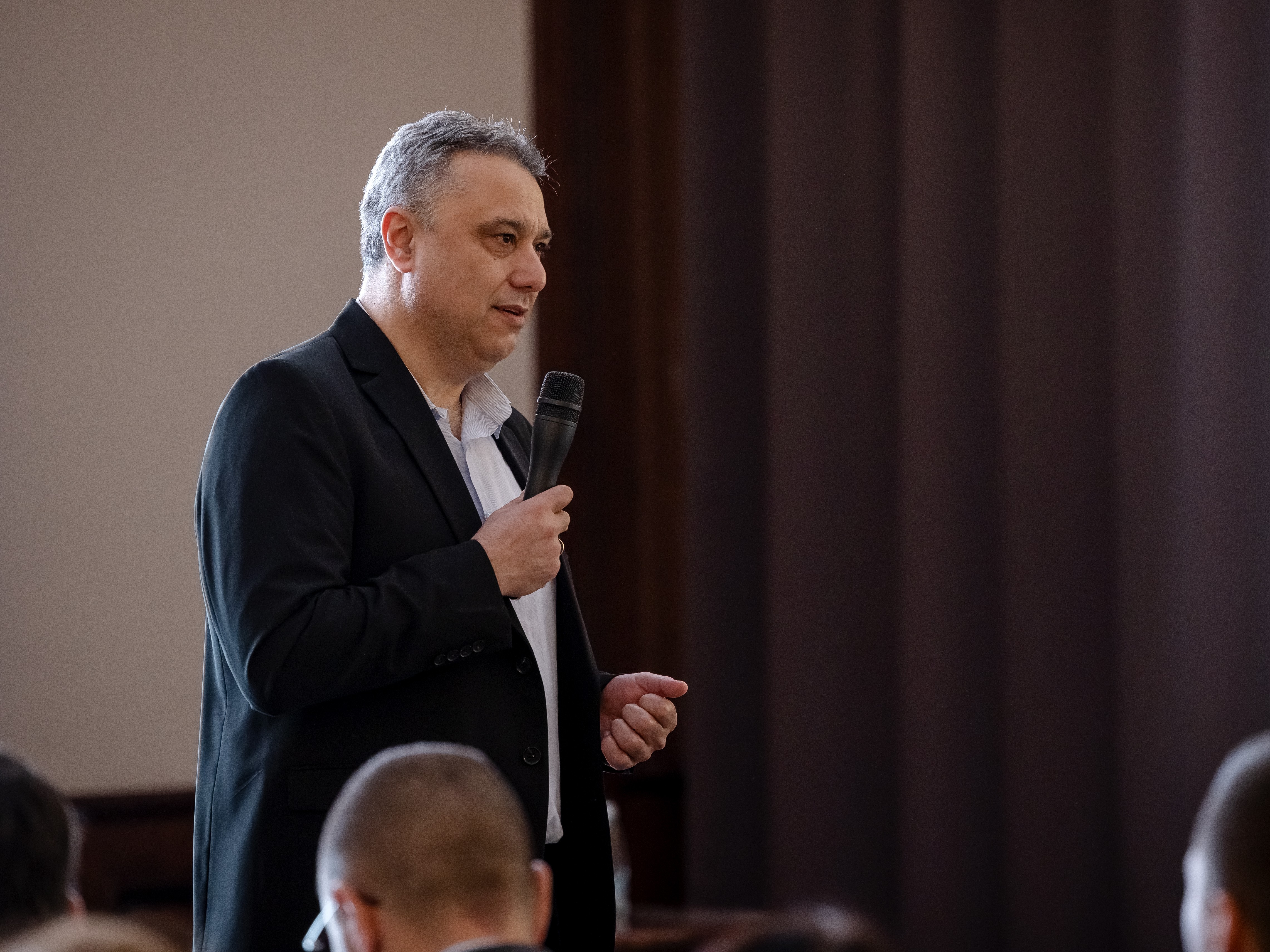 Доц. д-р Румен Ерусалимов декан на факултет „Финанси“ при СА „Д. А. Ценов“ говори пред аудиторията на семинара