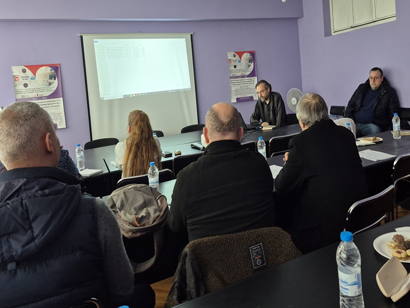 Участници в панелна дискусия по време на конференция слушащи презентация и обсъждащи идеи