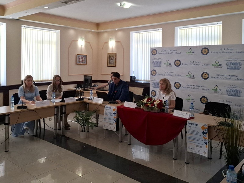 Лектор представя научен доклад по време на Международната конференция в Стопанска академия „Д. А. Ценов“ – Свищов