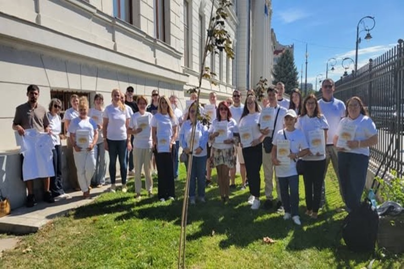 Участниците засаждат дръвче в градинка