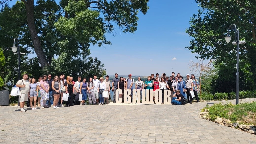 Обща снимка на участниците в парк "Калето"