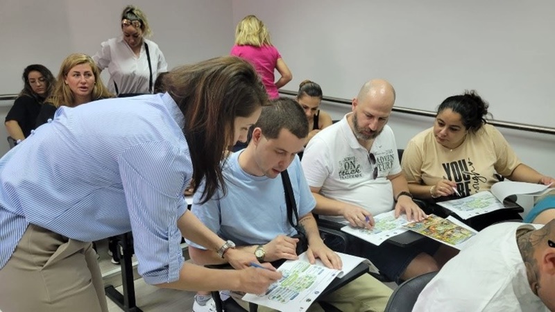 Водеща на срещата дава разяснения на участниците
