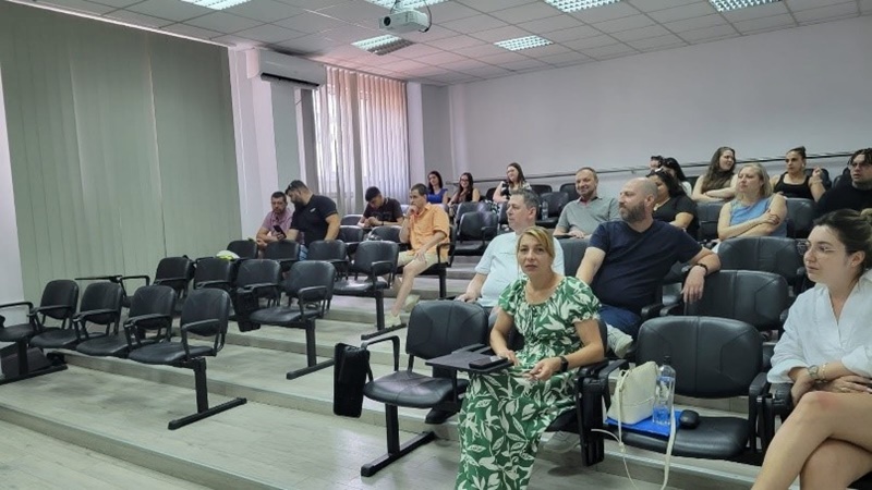 Общ изглед на залата с участниците