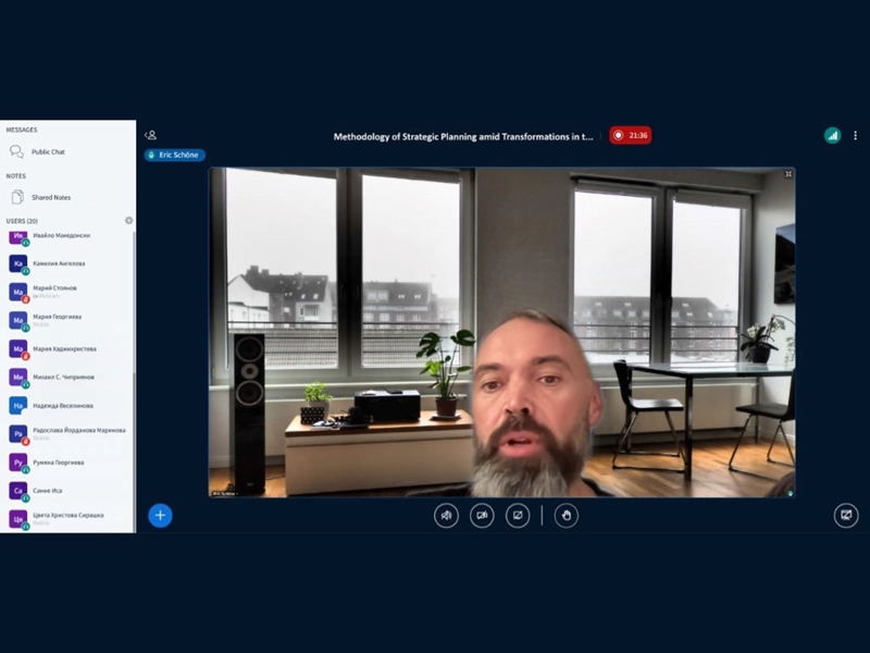 Ерик Шьоне представя своите изследвания по време на лекция