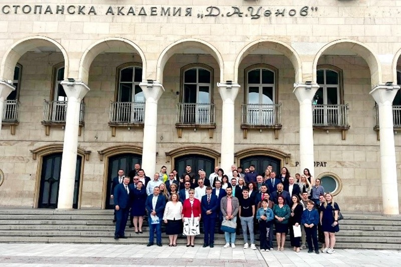 Обща снимка на участниците в събитието пред сградата ха Ректората