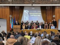 Стопанска академия „Димитър А. Ценов” посрещна тържествено своя 90-и випуск
