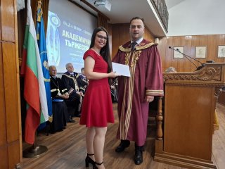 Стопанска академия „Димитър А. Ценов” посрещна тържествено своя 90-и випуск