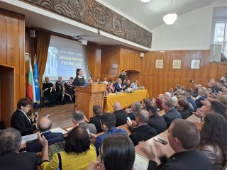 Стопанска академия „Димитър А. Ценов” посрещна тържествено своя 90-и випуск
