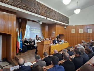 Стопанска академия „Димитър А. Ценов” посрещна тържествено своя 90-и випуск