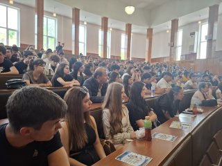 Над 160 зрелостници гостуваха в Свищовската академия по пилотна за България инициатива