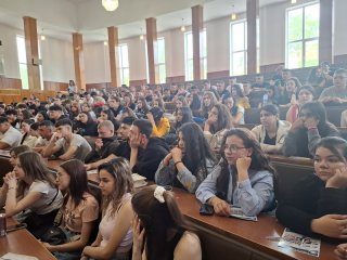 Над 160 зрелостници гостуваха в Свищовската академия по пилотна за България инициатива