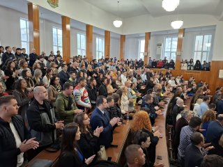 Стопанска академия „Димитър А. Ценов” посрещна тържествено своя 90-и випуск