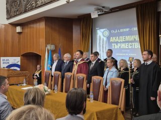 Стопанска академия „Димитър А. Ценов” посрещна тържествено своя 90-и випуск
