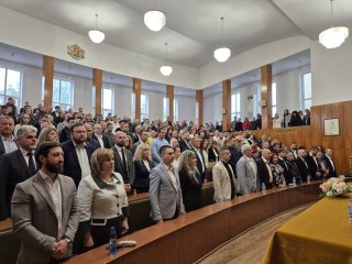 Стопанска академия „Димитър А. Ценов” посрещна тържествено своя 90-и випуск