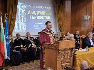 Стопанска академия „Димитър А. Ценов” посрещна тържествено своя 90-и випуск