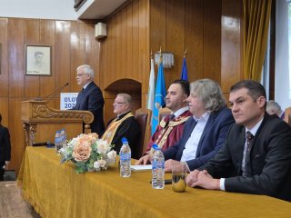 Стопанска академия „Димитър А. Ценов” посрещна тържествено своя 90-и випуск