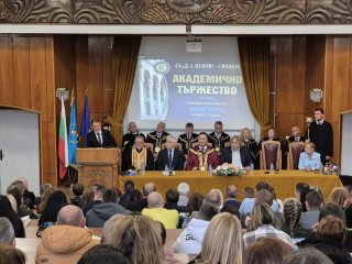 Стопанска академия „Димитър А. Ценов” посрещна тържествено своя 90-и випуск
