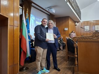 Стопанска академия „Димитър А. Ценов” посрещна тържествено своя 90-и випуск