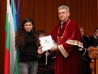 В навечерието на студентския празник Стопанска академия „Д. А. Ценов” награди отличници и изявени студенти