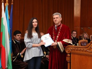 В навечерието на студентския празник Стопанска академия „Д. А. Ценов” награди отличници и изявени студенти