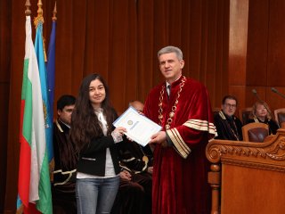 В навечерието на студентския празник Стопанска академия „Д. А. Ценов” награди отличници и изявени студенти