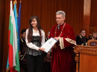 В навечерието на студентския празник Стопанска академия „Д. А. Ценов” награди отличници и изявени студенти