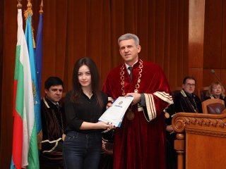 В навечерието на студентския празник Стопанска академия „Д. А. Ценов” награди отличници и изявени студенти