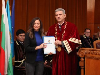 В навечерието на студентския празник Стопанска академия „Д. А. Ценов” награди отличници и изявени студенти