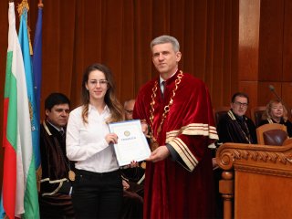 В навечерието на студентския празник Стопанска академия „Д. А. Ценов” награди отличници и изявени студенти