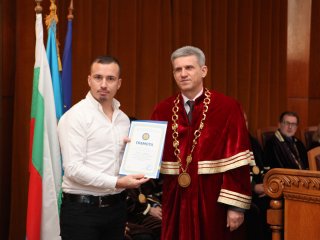 В навечерието на студентския празник Стопанска академия „Д. А. Ценов” награди отличници и изявени студенти
