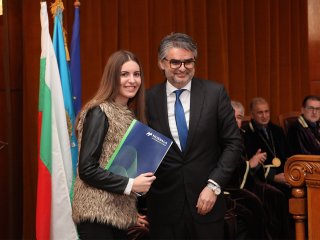 В навечерието на студентския празник Стопанска академия „Д. А. Ценов” награди отличници и изявени студенти