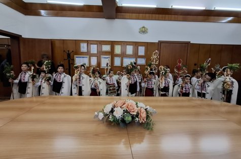 Коледари и сурвакари от свищовска детска градина внесоха Коледния дух в Стопанската академия