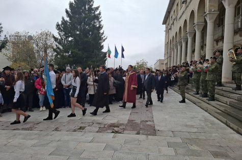 Патронен празник чества Свищовското висше училище и с това навлезе в своята 90-а година