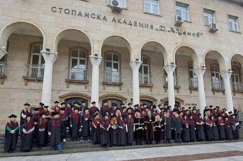 ТЪРЖЕСТВЕНА ЦЕРЕМОНИЯ за връчване на дипломите за висше образование на абсолвентите, придобили ОКС „Магистър“ от всички факултети, след положен държавен изпит / защита на дипломна работа на 2 и 3 юли 2025 г.