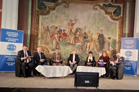 Ректорът бе гост на представянето на списание ЛИК на БТА в Свищовското читалище