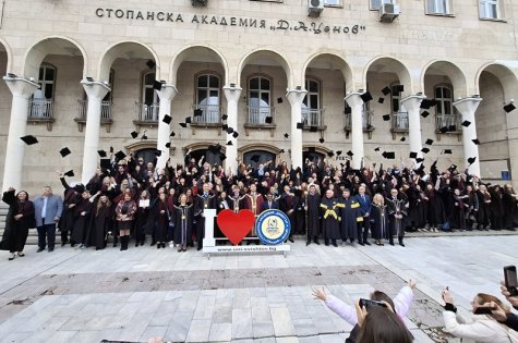 В Стопанска академия „Димитър А. Ценов” тържествено се дипломираха магистрите от Випуск ’2025