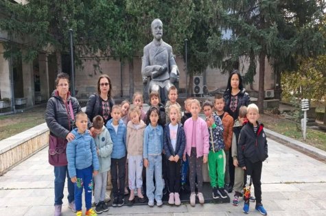 Деца от ДГ „Слънчо“ на вълнуващо посещение в Стопанска академия „Димитър А. Ценов“