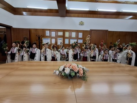 Коледари и сурвакари от свищовска детска градина внесоха Коледния дух в Стопанската академия