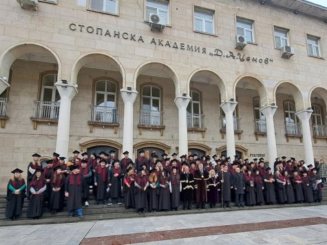 ТЪРЖЕСТВЕНА ЦЕРЕМОНИЯ за връчване на дипломите за висше образование на абсолвентите, придобили ОКС „Магистър“ от всички факултети, след положен държавен изпит / защита на дипломна работа на 2 и 3 юли 2025 г.