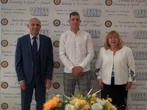 Академията отличи с грамота и стипендия от 2000 лева победителя в Национална ученическа финансиада „Капиталови пазари 2023”