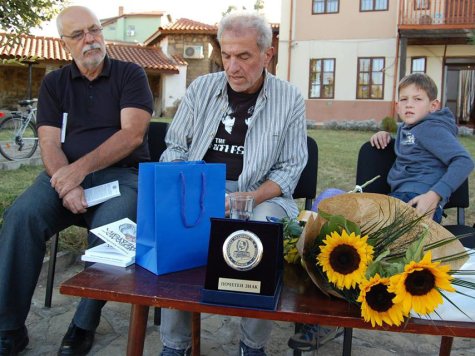 Възпитаник на Стопанска академия представи пред свищовската общественост новата си книга и получи плакет на родната Алма матер