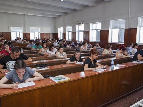 Първите нови магистри на Стопанска академия се записаха веднага след държавния си изпит за ОКС „бакалавър”