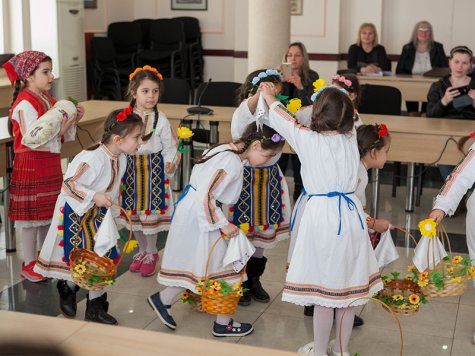 Лазарки от свищовска детска градина гостуваха в Стопанска академия