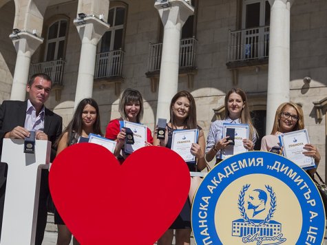 Стопанска академия откри новата учебна година с тържествено посрещане на 82-я випуск и награждаване на отличници