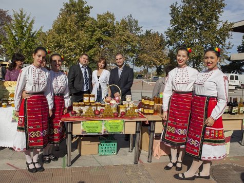 Първият в Свищов есенен фермерски пазар показа връзката между теорията и практиката в агробизнеса