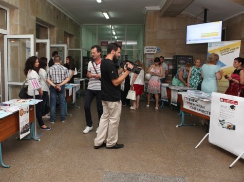 Мениджър, инженер и лекар са първите магистри, записани при новия прием в Стопанска академия