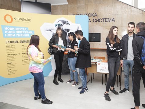 Orange.bg представиха програмата Work and Travel пред студенти в Стопанската академия
